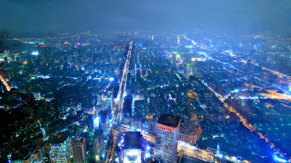 整個8月都免錢！37秒登上台北101，賞城市夜景只有「他」不用錢！