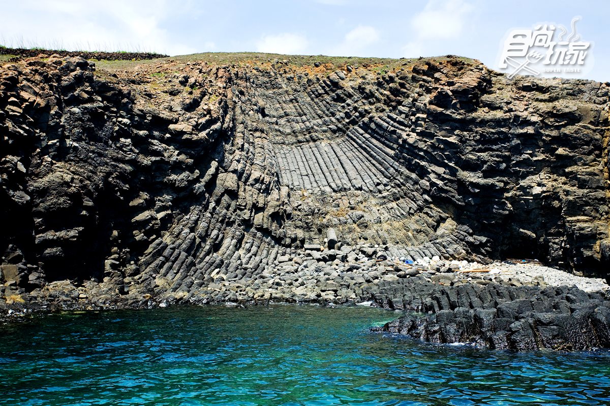 澎湖也能這樣玩！「偷渡無人島」新體驗：白色活龍灘、海上金庫、火山百褶裙岩、潮間帶挖寶