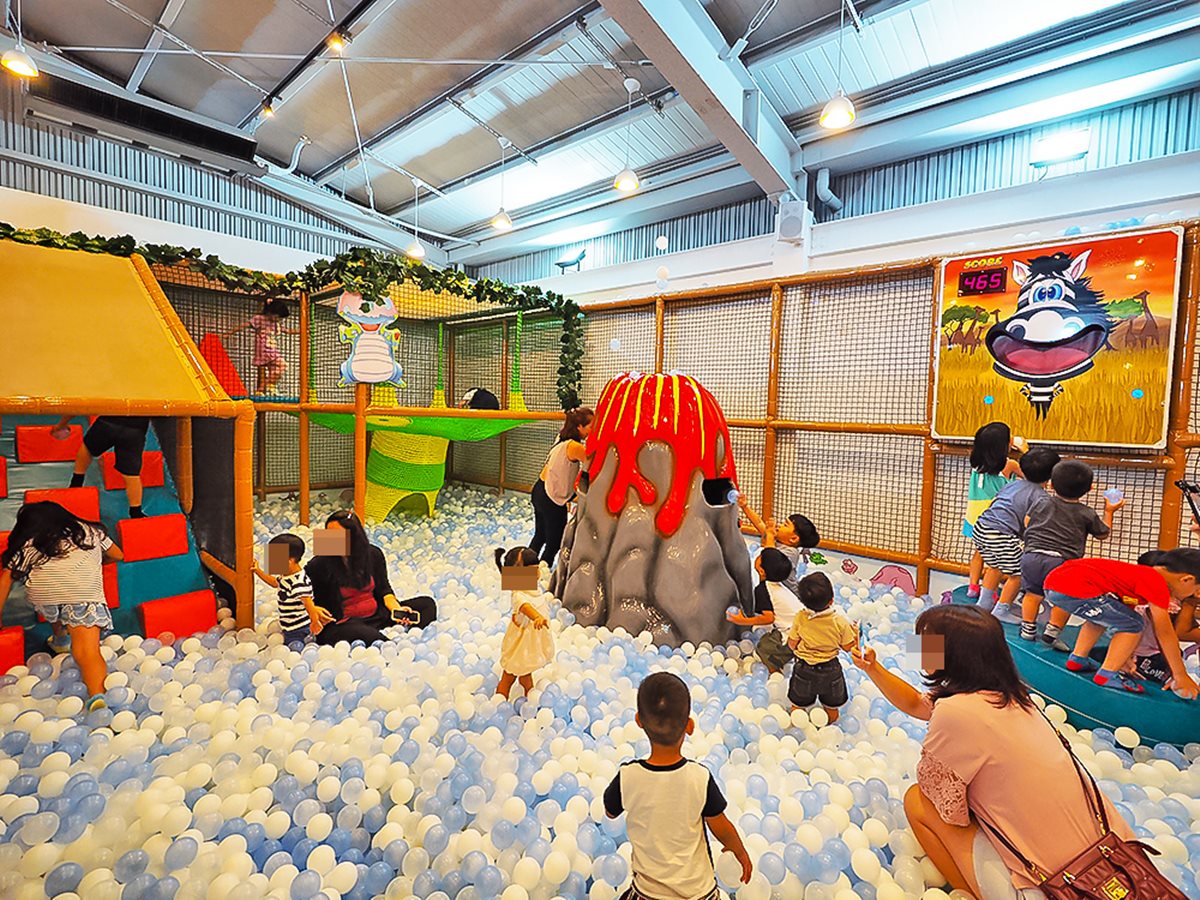 【新開店】小孩要玩瘋了！火山球池、室內沙灘  台中超夯「7大主題」親子餐廳去過沒？ 