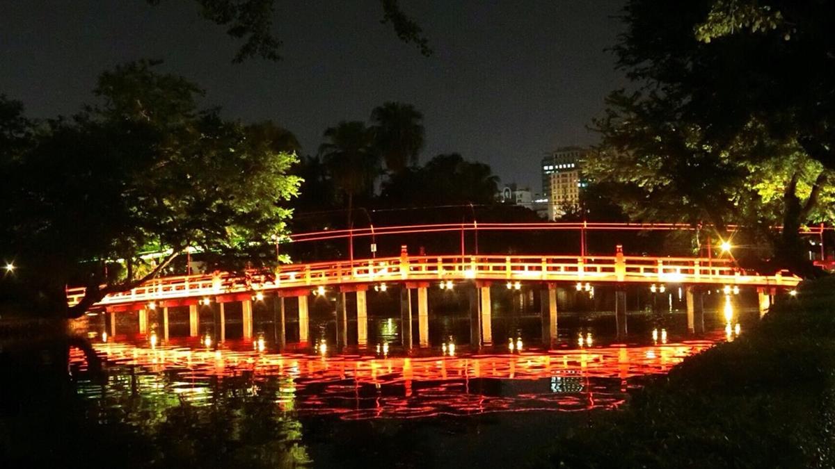 浪漫打卡點！日式喜鵲橋、湖中宮殿，免費七夕約會景點！