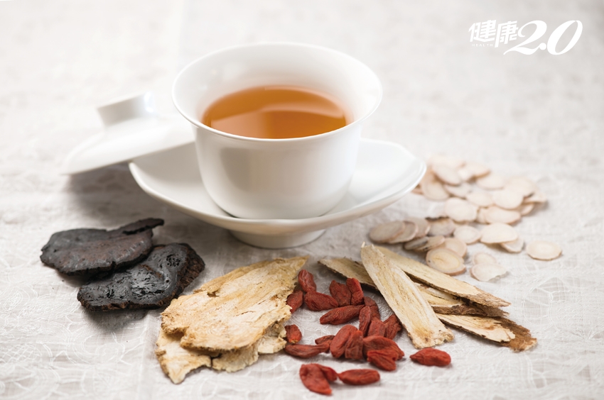 中醫師的解毒護膚方：養肝茶當水喝、清晨蒸文蛤湯