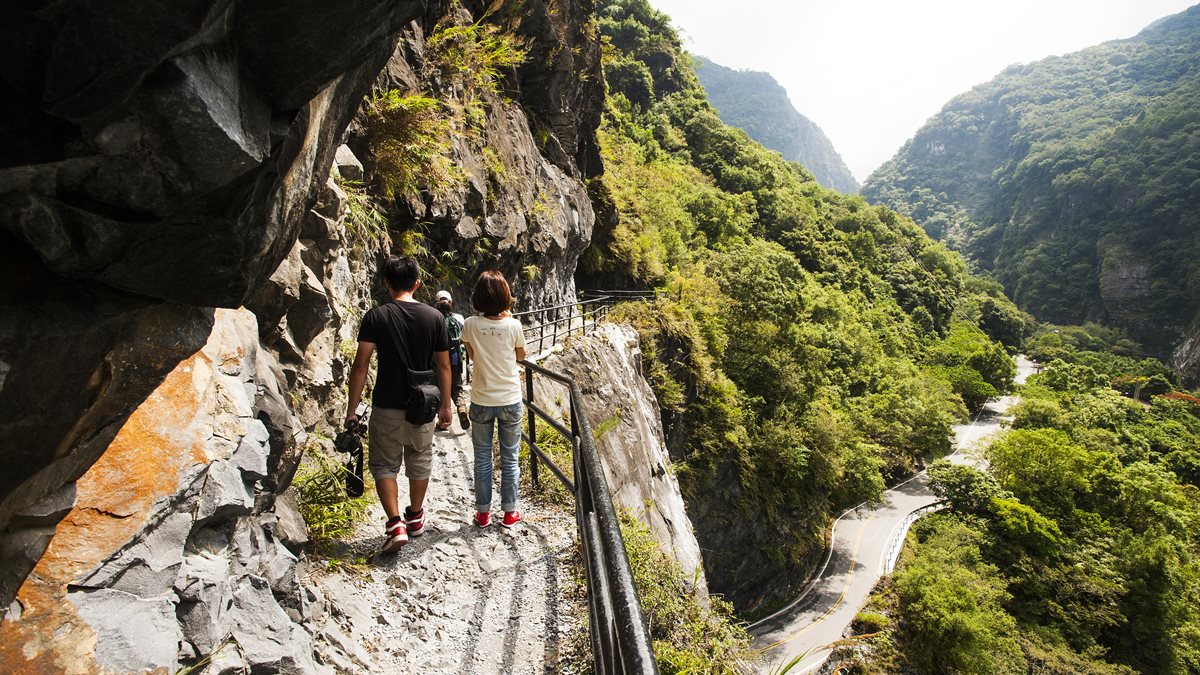 暑假最後一發！親子系「最美峽谷步道」3祕境：一線瀑布、跨溪吊橋、「轉角遇到愛」石椅