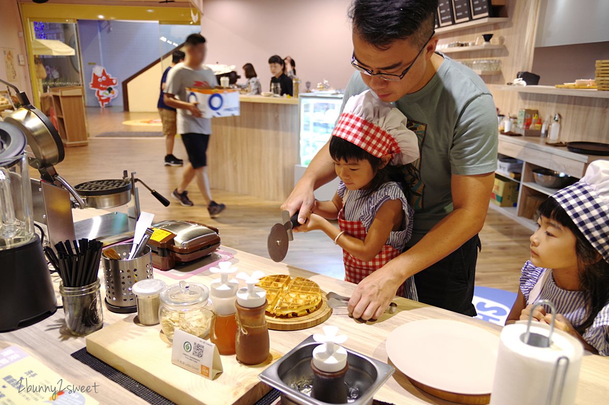 萌萌小食神體驗！台中超美「體驗式親子餐廳」 迷你中島做披薩、鬆餅 