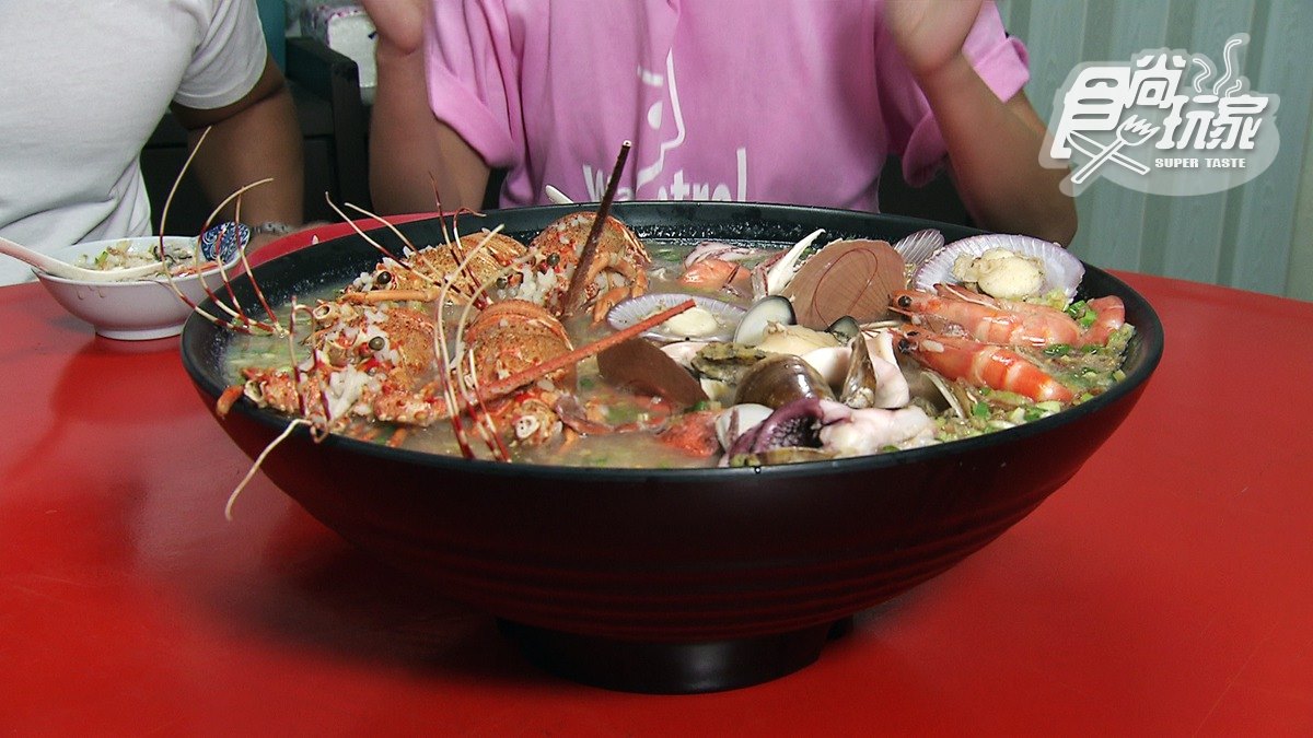 完整4隻龍蝦都在這碗海鮮粥裡 還有CP值超高三點蟹粥