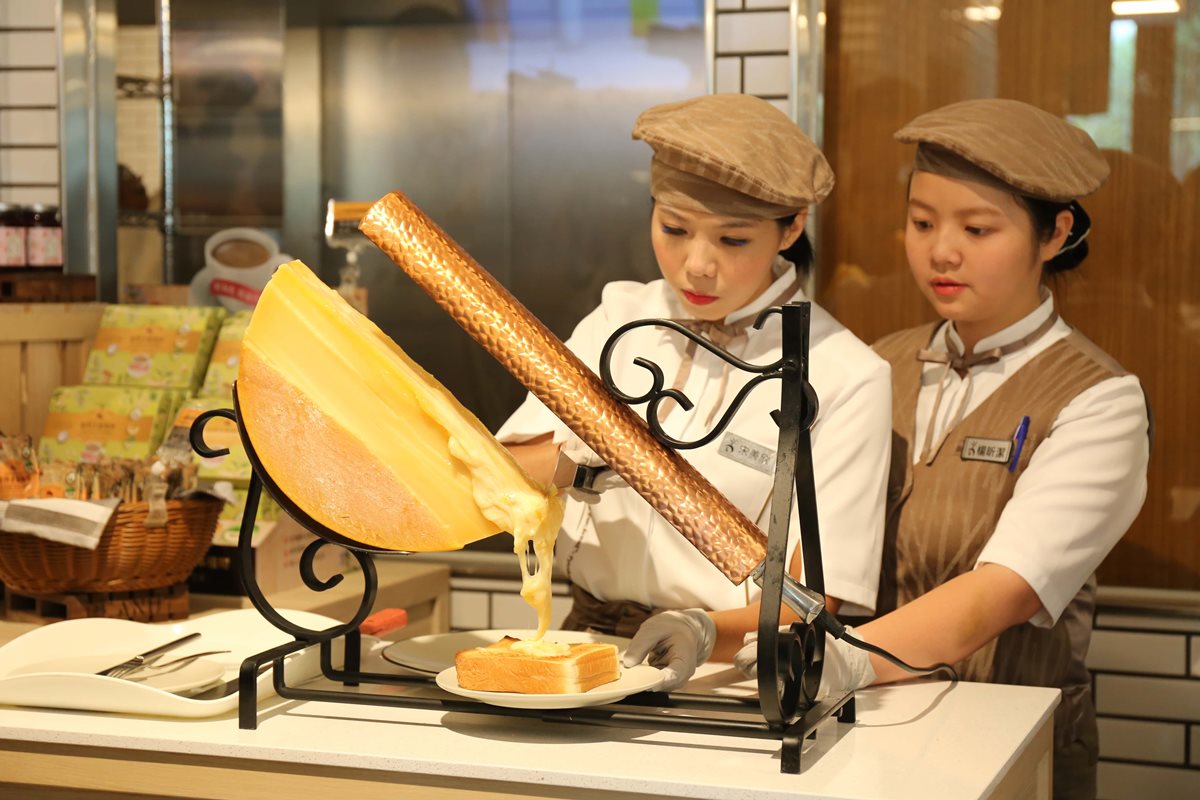 吳寶春麵包旗艦店一開幕就排隊！「冠軍的滋味」一次吃4種冠軍麵包