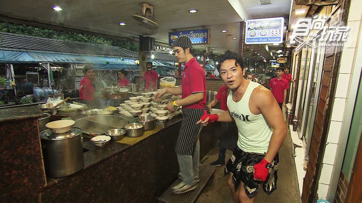 曼谷「船麵一條街」任搭30種滋味！在地人都吃這間「粉紅制服」的
