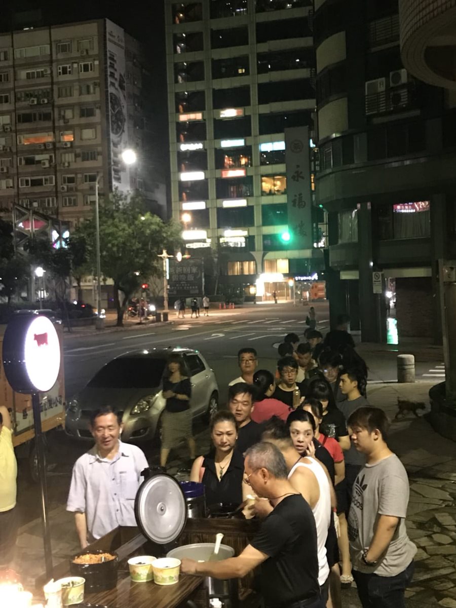 【新開店】「午夜幽靈餐車」台北出沒   和牛滷肉飯沾蛋黃太邪惡了