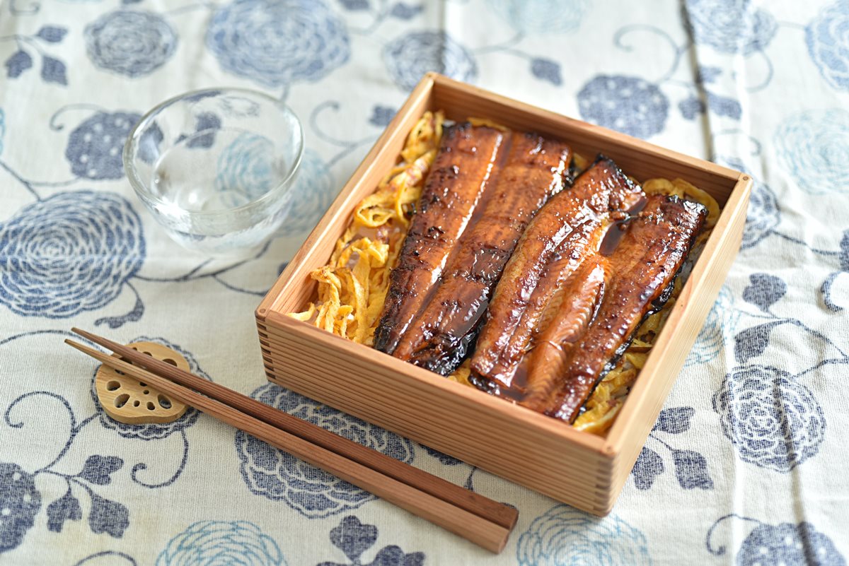 【食尚廚藝課】什麼季節吃饅魚才對？4個步驟教你做日本味「烤鰻魚便當」