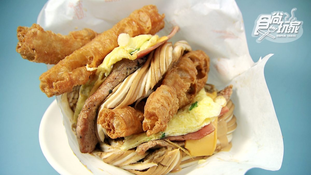 吃一個飽到中午！板橋2家「巨無霸早餐」：「台版大漢堡」蛋餅、饅頭夾滿6種料