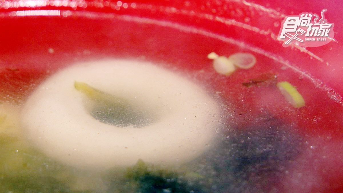 飄香60年的筒仔米糕 一定要加點全台唯一「蒸蛋湯」「戒指」旗魚丸 