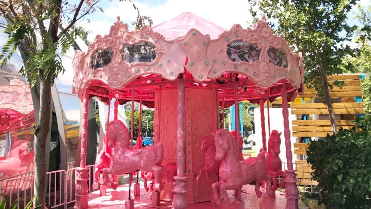  粉紅控尖叫！台中「粉紅遊樂園」登場，旋轉木馬、摩天輪、海盜船通通被草莓牛奶色包圍
