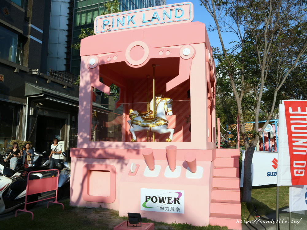  粉紅控尖叫！台中「粉紅遊樂園」登場，旋轉木馬、摩天輪、海盜船通通被草莓牛奶色包圍
