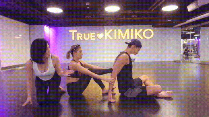 Kimiko「友情不散」小角度運動！一起擊退駝背、蘿蔔腿