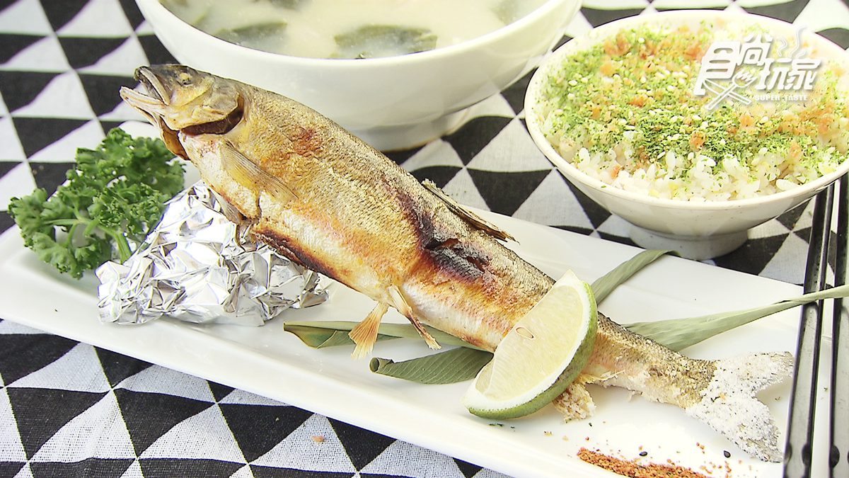 台南人就是這麼狂！新鮮海產當早餐 火烤香魚、日式鮭魚飯一吃就忘不了的美味