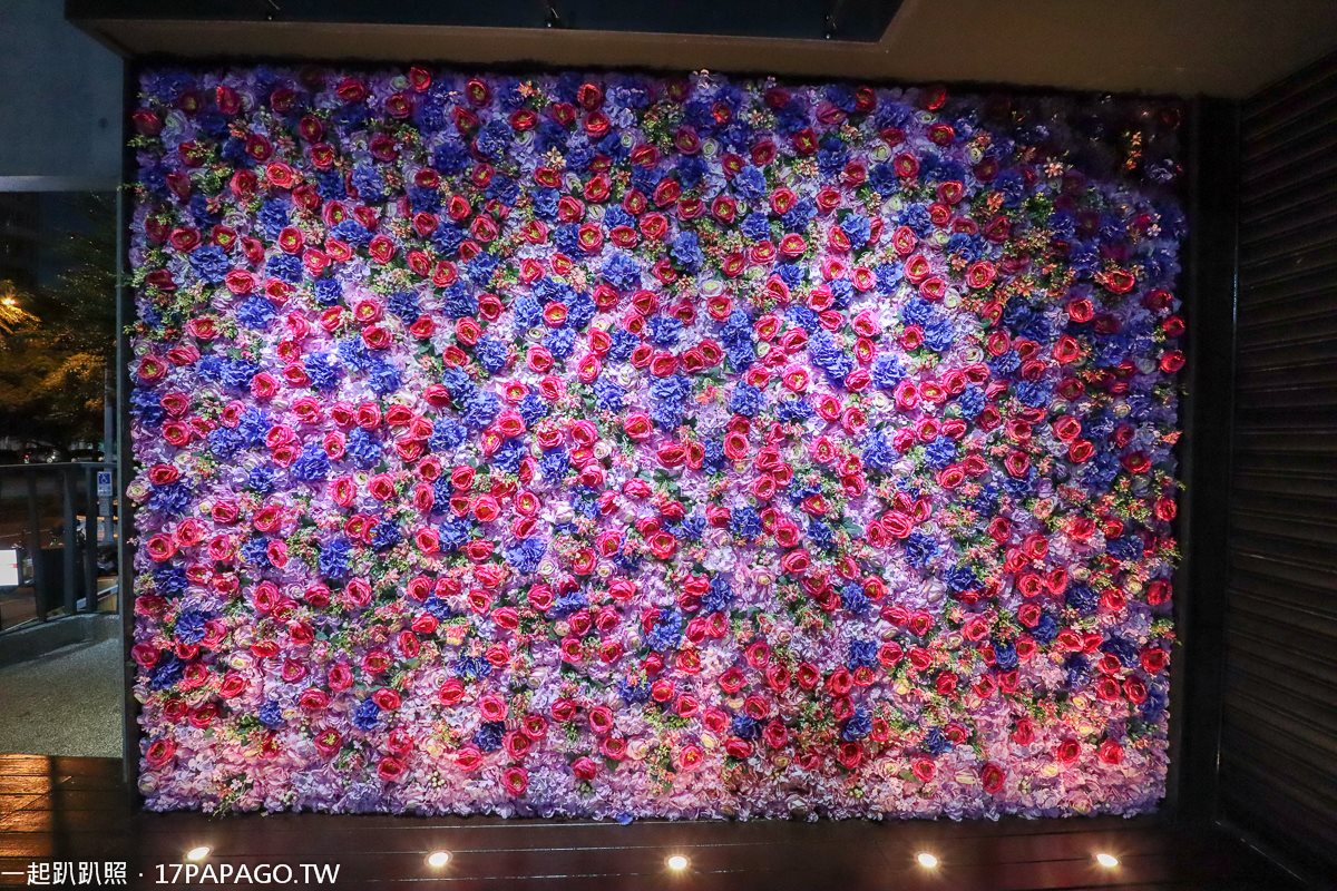 【新開店】台中新地標！2萬朵白玫瑰花海、666隻玻璃魚  超美餐廳夢幻破表