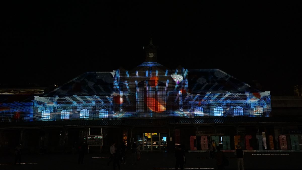 週末玩台中快筆記！「火車站3D光雕秀」連3天：綠空鐵道+文青市集+茄子蛋開唱