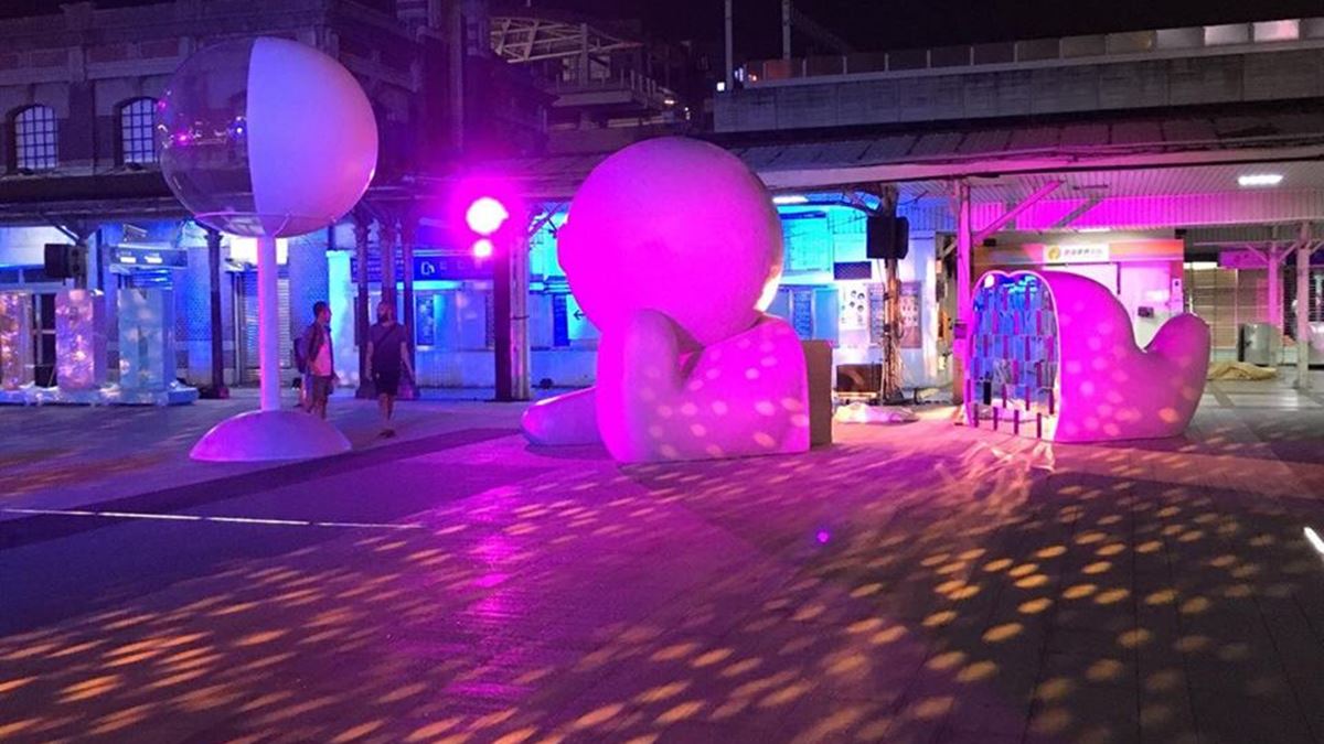 週末玩台中快筆記！「火車站3D光雕秀」連3天：綠空鐵道+文青市集+茄子蛋開唱