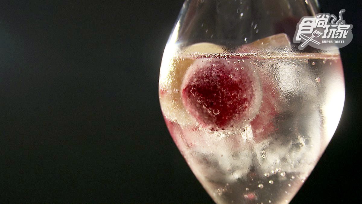 這家檸檬塔用的是 「拇指檸檬」 搭配網美人手一杯「玫瑰莓果泡泡」