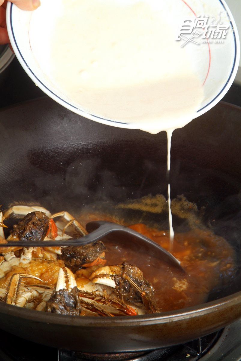 大閘蟹好吃的祕訣！達人傳授：用「這個」清蒸去寒、「麵拖蟹」醬汁還能拌飯