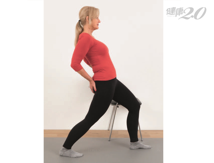 久坐危害又加一！預防髖關節炎的「坐骨伸展2招＋臀腿運動」