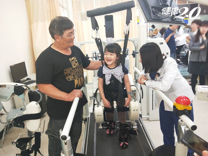 20181108-02-03 - 20181108-02-03.jpg 機器人幫腦麻兒站起來 中風、巴金森患者也適用