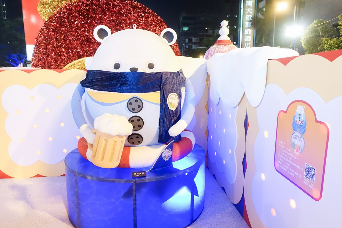 台南最新亮點！耶誕迷宮、8米噴泉燈光秀 夜晚拍超夢幻 