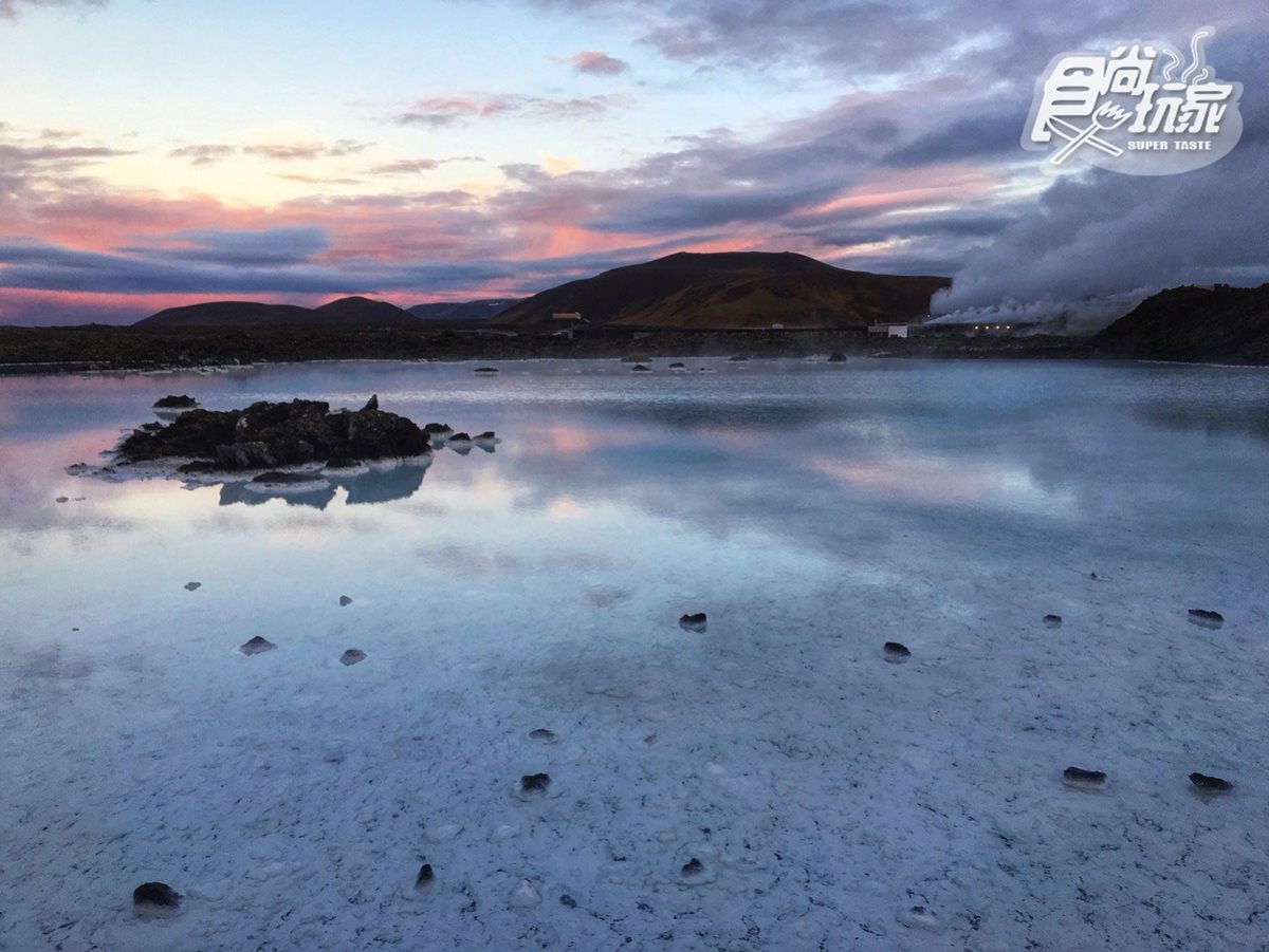 世界最美溫泉！冰島藍潟湖泡湯還可喝酒、敷泥漿面膜【小編出任務】