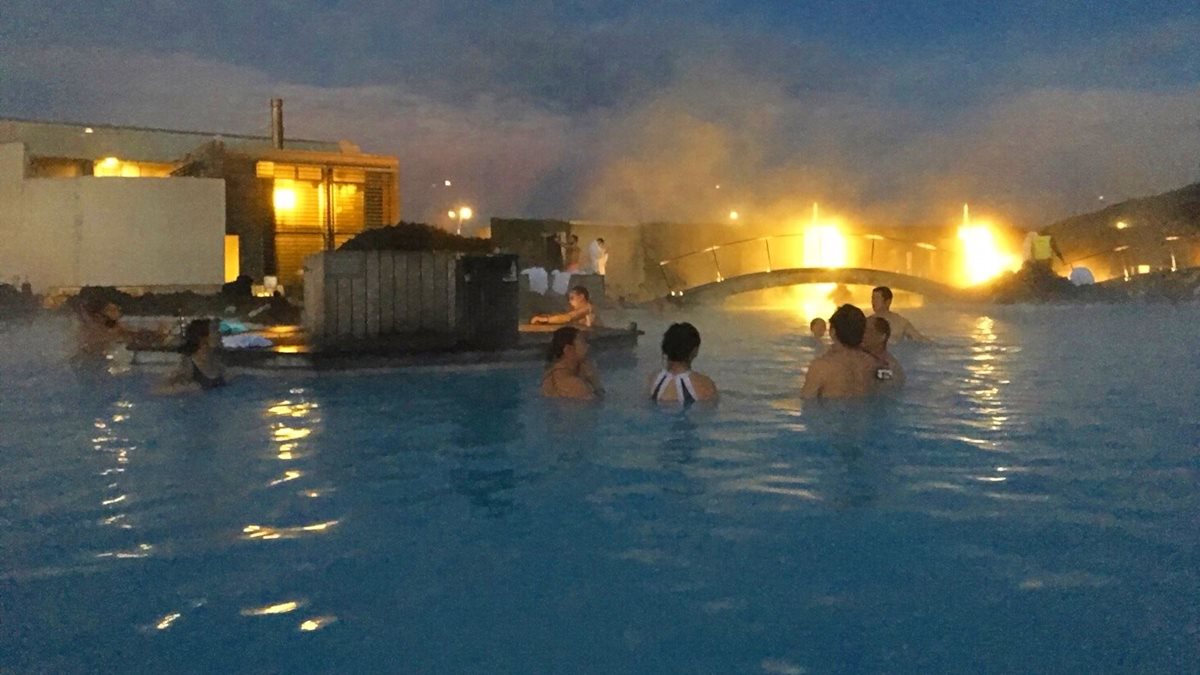 世界最美溫泉！冰島藍潟湖泡湯還可喝酒、敷泥漿面膜【小編出任務】