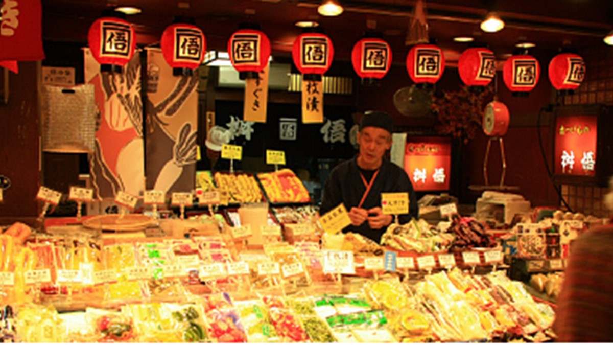 「邊走邊吃」會被罰錢?! 日本這個知名傳統市場有新規定