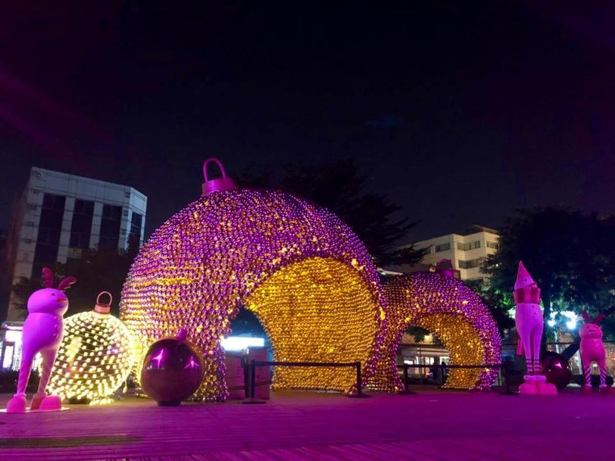 旋轉木馬+巨型球池！粉色浪漫「屏東耶誕節」變身熱門打卡點