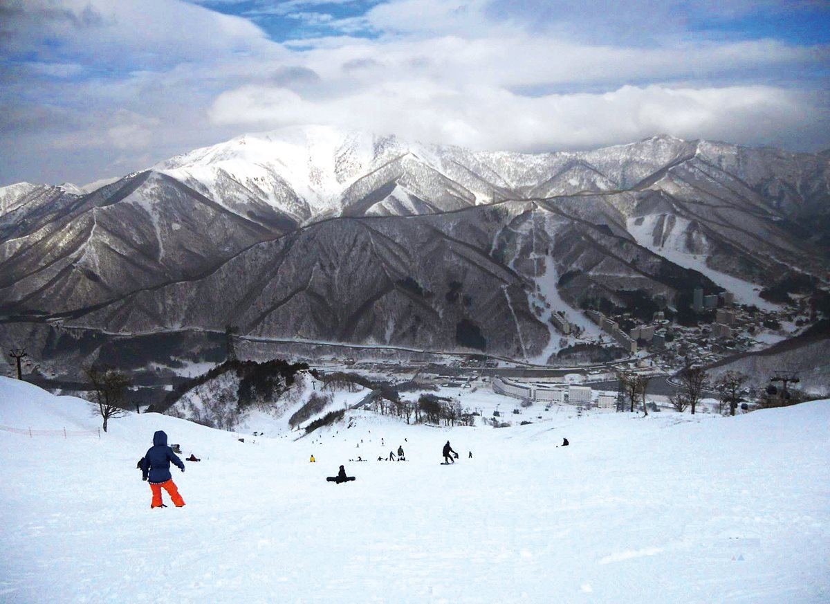 帶孩子滑雪去！玩造浪池、搭纜車 日本這3處雪場超好玩