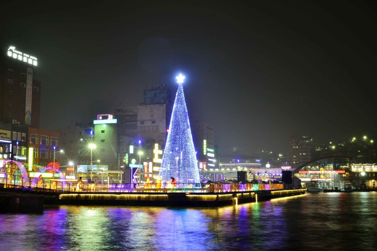 千顆LED打造！17米耶誕樹+許願廊，基隆廣場夢幻登場