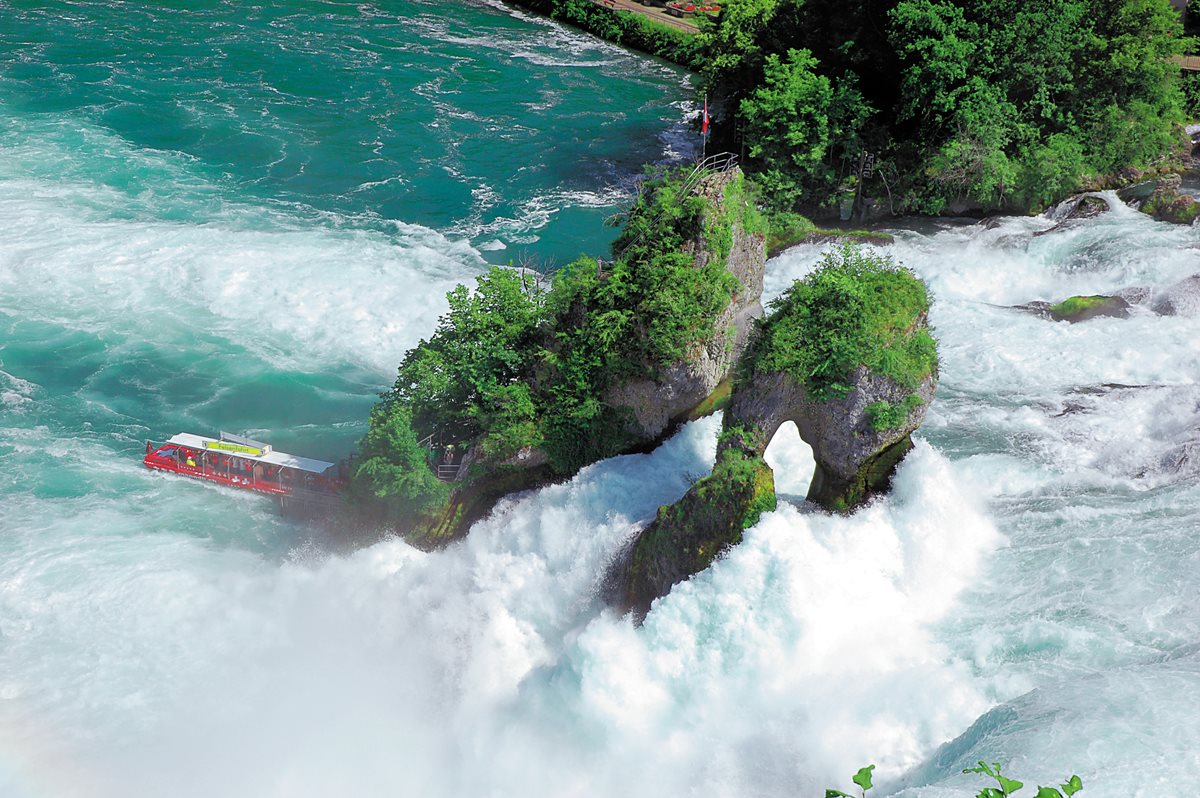 搭火車穿越瀑布太驚險！超美「浪漫鐵道」 第2條蔚藍愛琴海就在眼前 