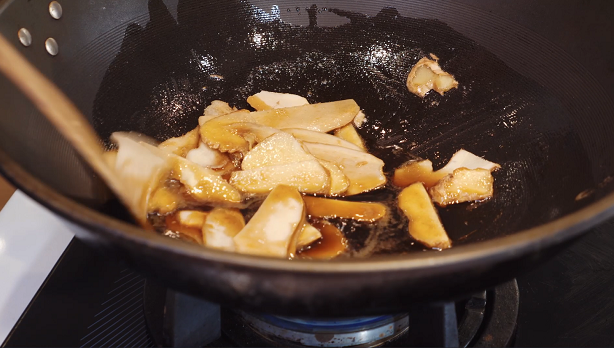 髮神變廚神！吳依霖獨門麻油雞料理快學，美味秘訣在「這味」