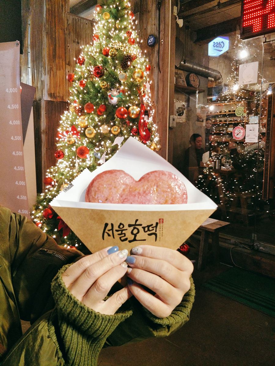 韓國街頭新發現！粉紅色「愛心」糖餅，好想和男友一起吃