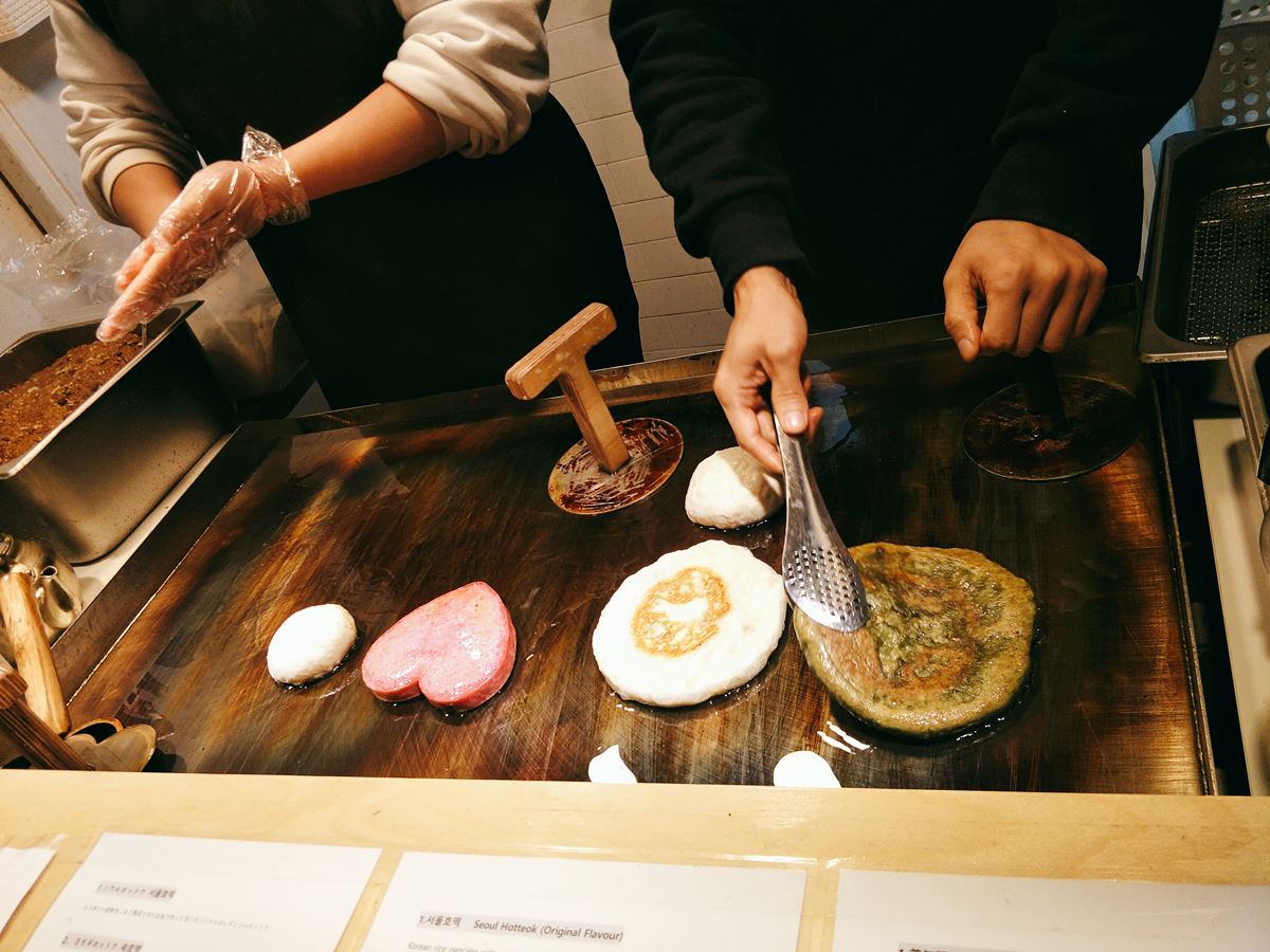 韓國街頭新發現！粉紅色「愛心」糖餅，好想和男友一起吃