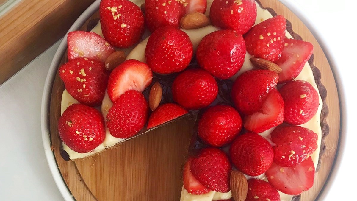 滿滿20顆草莓耶！網美甜點「熊抱草莓塔」竟然還撒了金箔