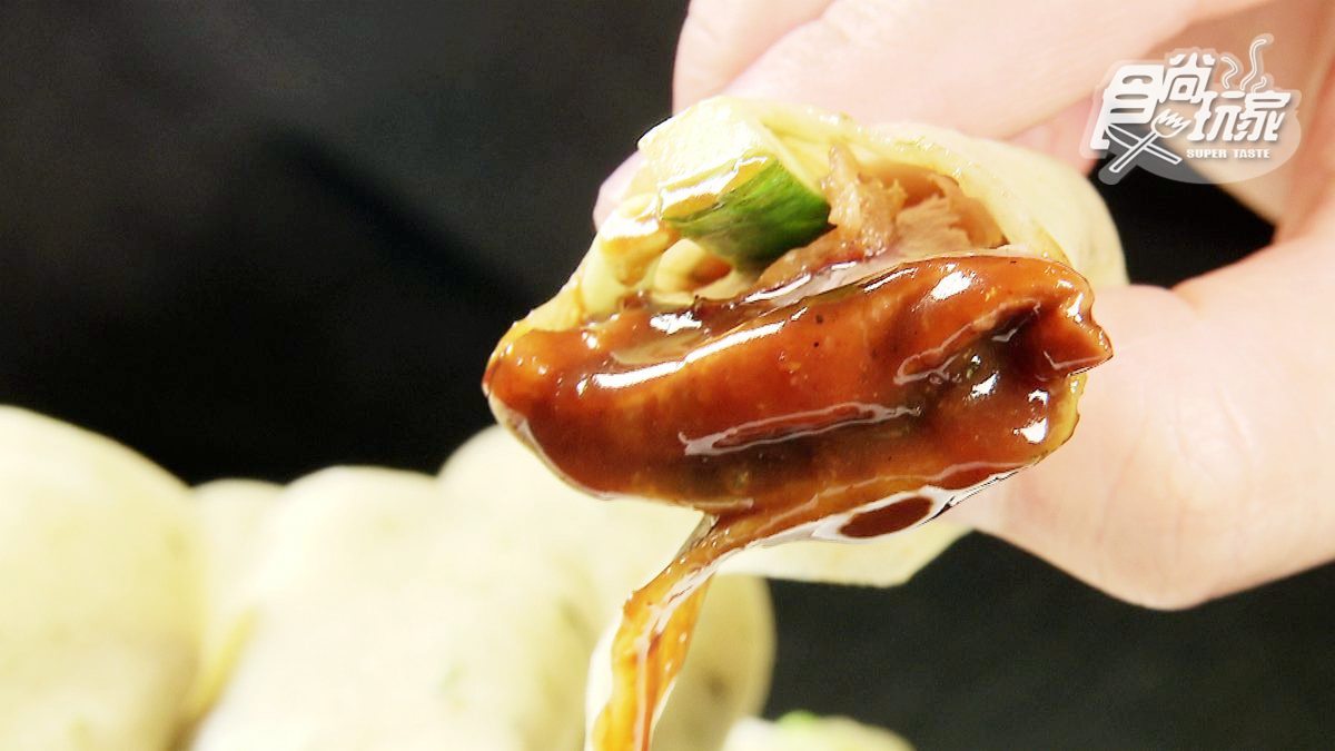 台南最狂「一鴨七吃」！茴香根鴨汁小籠包皮薄餡多、鴨捲餅皮加蝦夷蔥