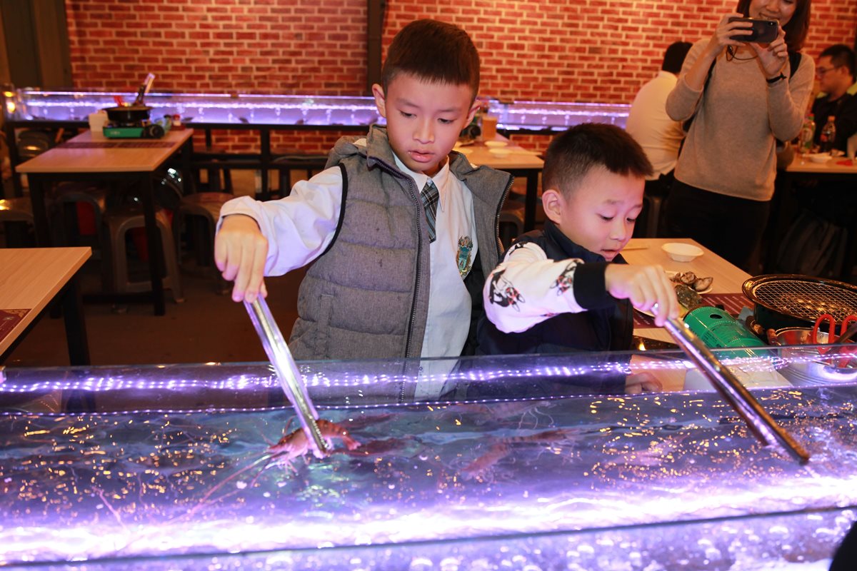 【新開店】泰國「流水蝦吃到飽」搬到台中 　「18米玻璃水道」好浮誇