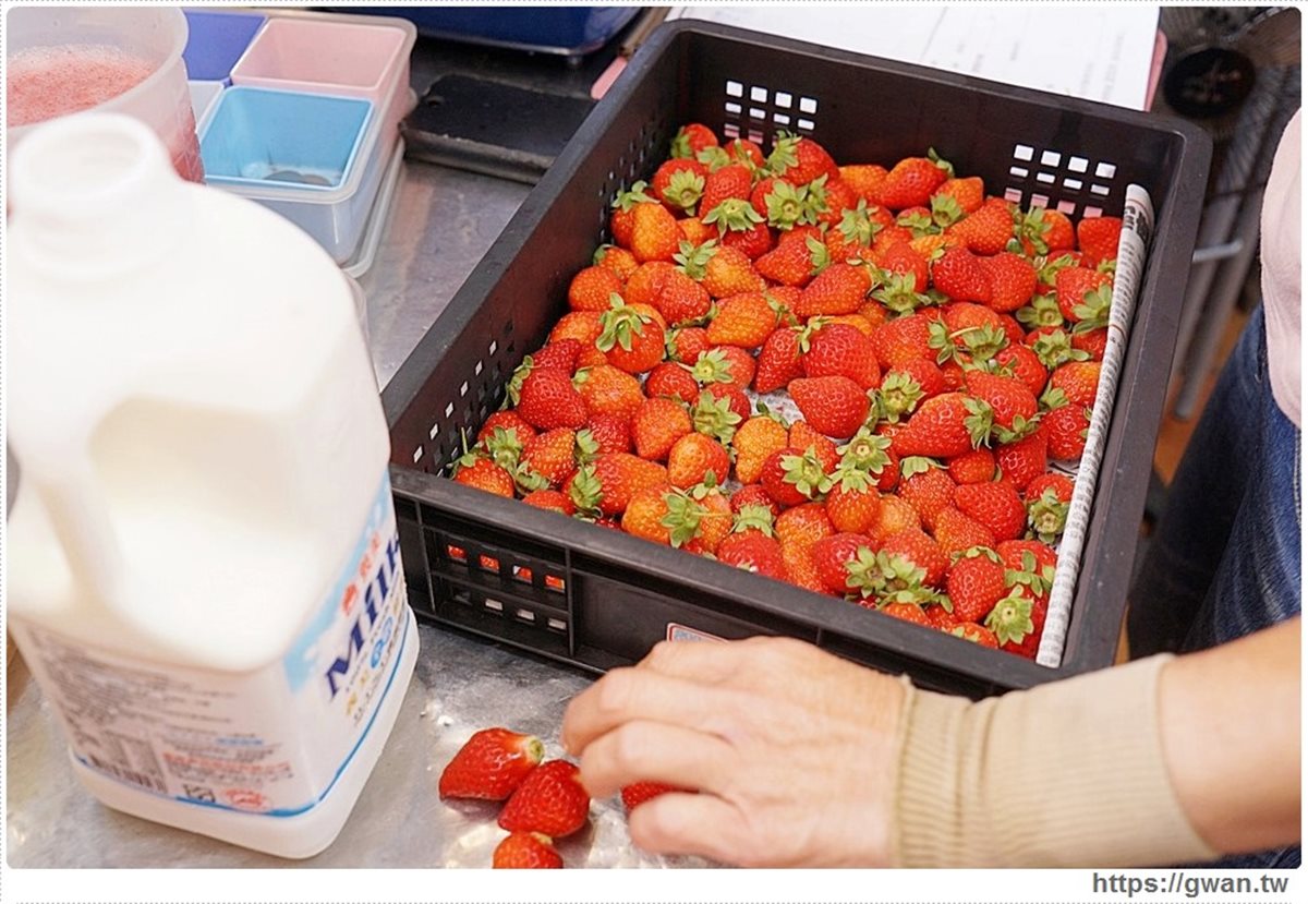 5顆大草莓只加5元！台南手搖飲就是狂 「草莓黑糖奶」每日限量