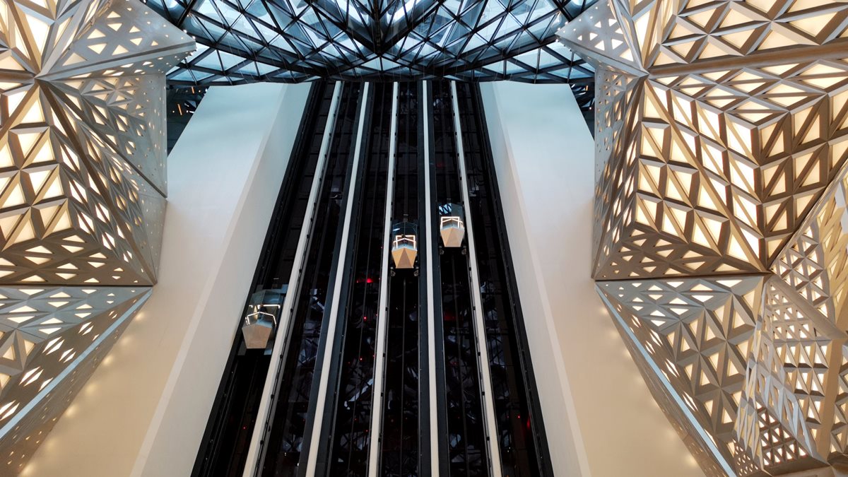 【小編出任務】全世界最酷的「太空船」電梯！澳門最新地標酒店「龍形」餐廳好有哏