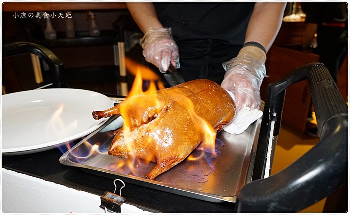 浮誇「火焰烤鴨」視覺秀  最狂「11吃」華麗上桌