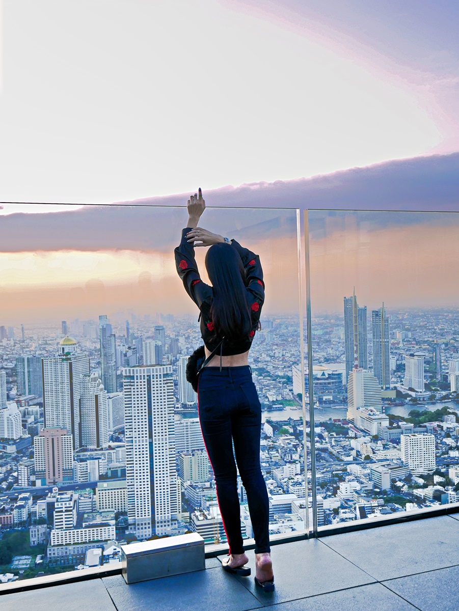 曼谷新地標！78樓「高空透明步道」腿軟拍網美照、360度賞無敵夜景