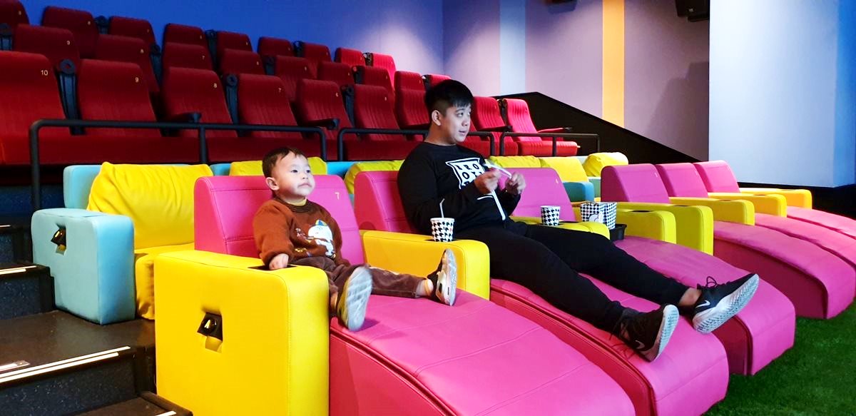 2家「親子電影院」超有哏！座椅旁有溜滑梯、飲料喝到飽，還附設遊戲區