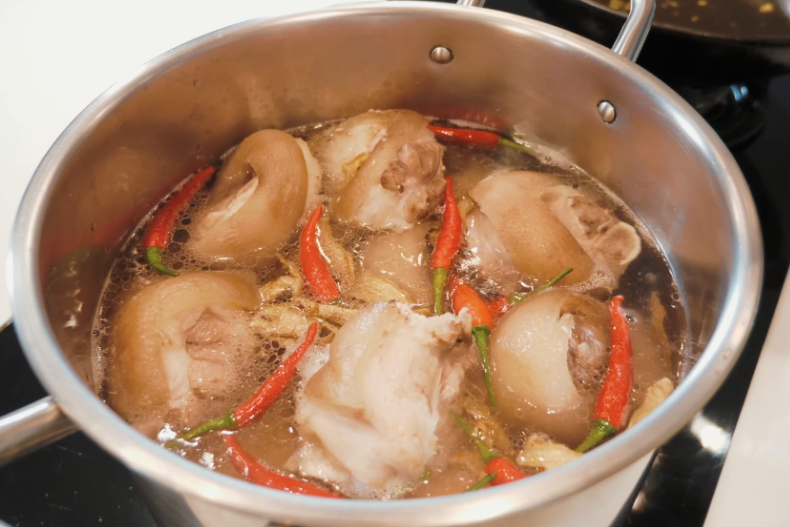 吳依霖招牌年菜「滷豬腳」8步驟學會！讓滿滿香氣和膠質在口中爆開