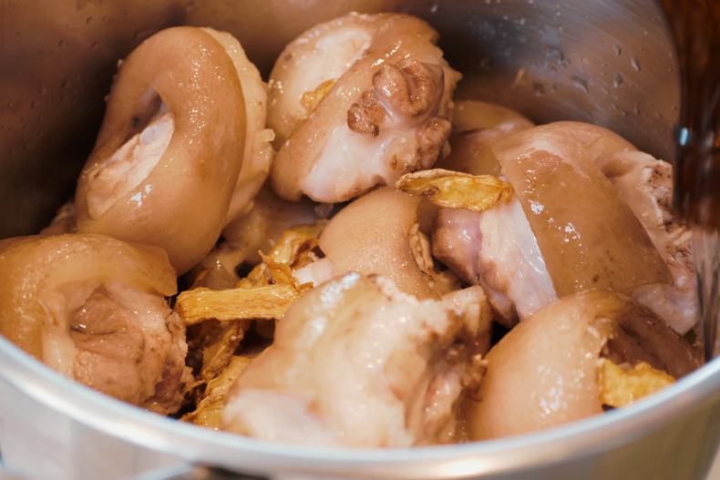 吳依霖招牌年菜「滷豬腳」8步驟學會！讓滿滿香氣和膠質在口中爆開