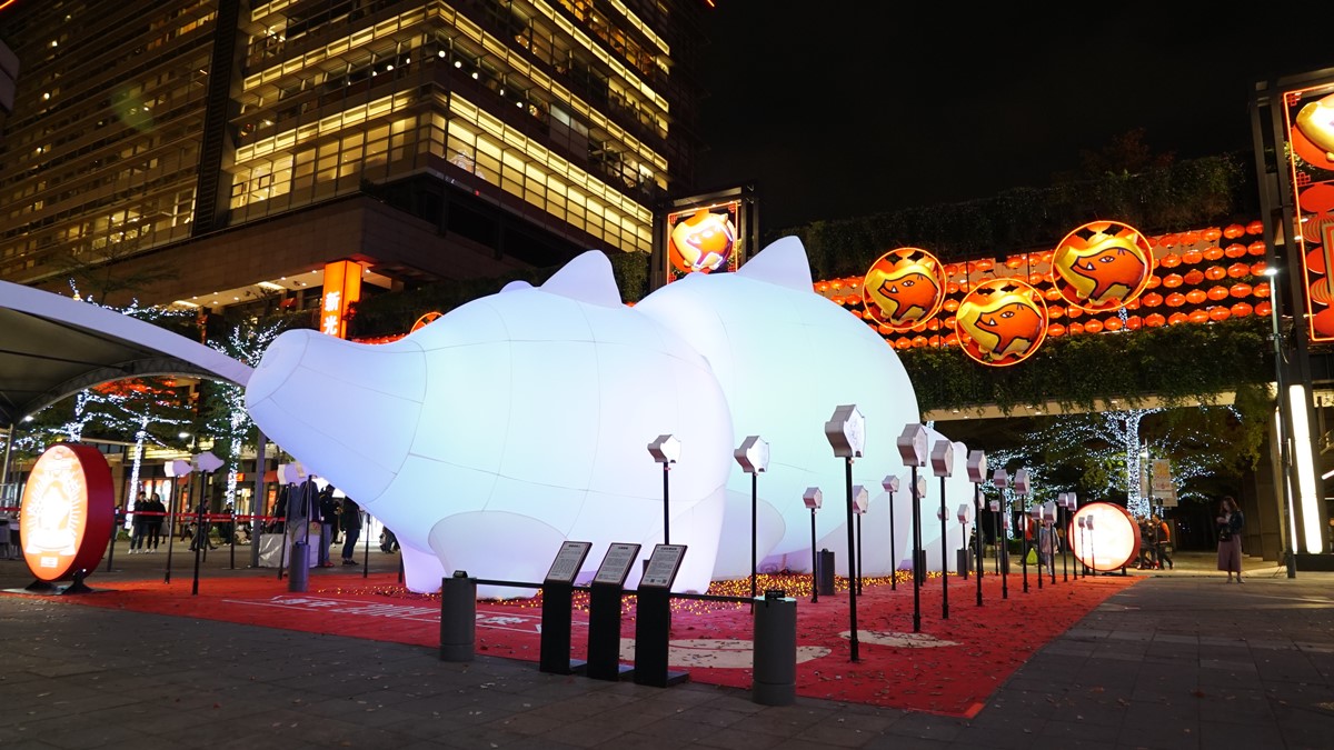 「6公尺巨型福豬」主燈萌翻信義區 73隻豬綵燈讓你拍到榮登IG王