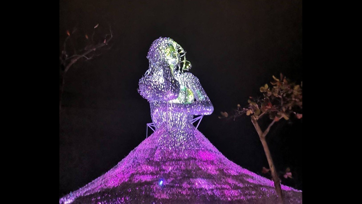  15公尺高「海之女神」點燈！30萬顆蚵殼組成，背後意涵是這個