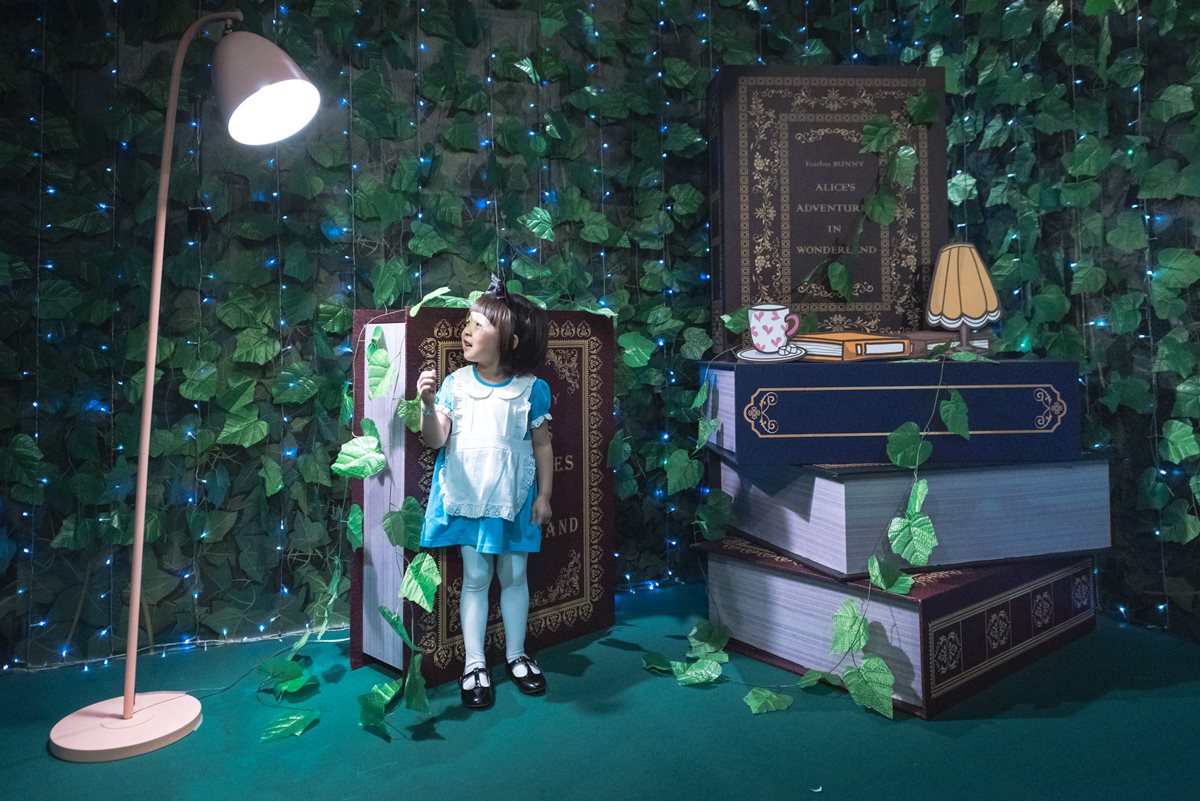 主角換你當！「愛麗絲場景＋童話市集」在這裡，神秘兔子洞必拍