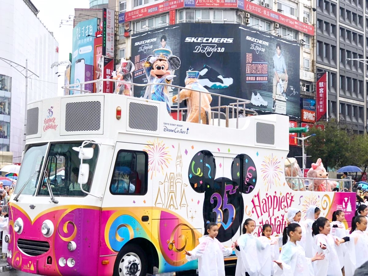好想再看一次！「東京迪士尼」首次來台遊行，雨衣米奇米妮萌翻天